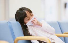 Vomiting and diarrhoea can quickly dehydrate children. Experts explain warning signs, hydration tips and when parents should call NHS 111 or go to A&E.